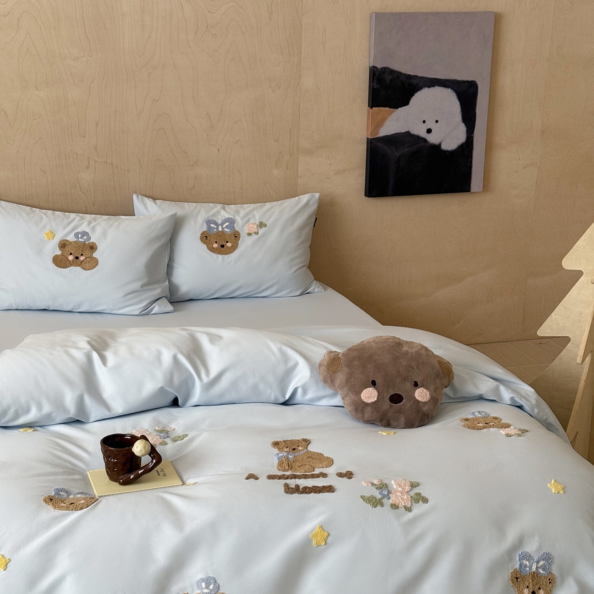 91家纺网 家纺一手货源 找家纺 鹿班家居 2025新款秋冬款100S全棉磨毛毛巾绣系列四件套-花园小熊（标准会员-20元） 蓝色