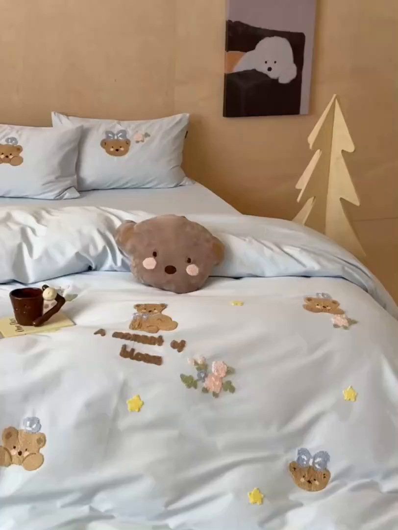 91家纺网 家纺一手货源 找家纺 鹿班家居 2025新款秋冬款100S全棉磨毛毛巾绣系列四件套-花园小熊（标准会员-20元） 蓝色