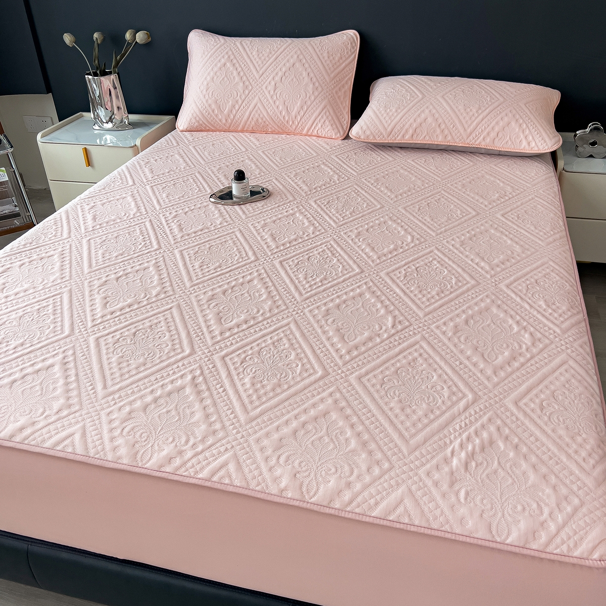 91家纺网 家纺一手货源 找家纺 宜派家纺 2025新款A类柔感彩绒棉夹棉床笠-菱影蔓花 菱影蔓花-樱花粉