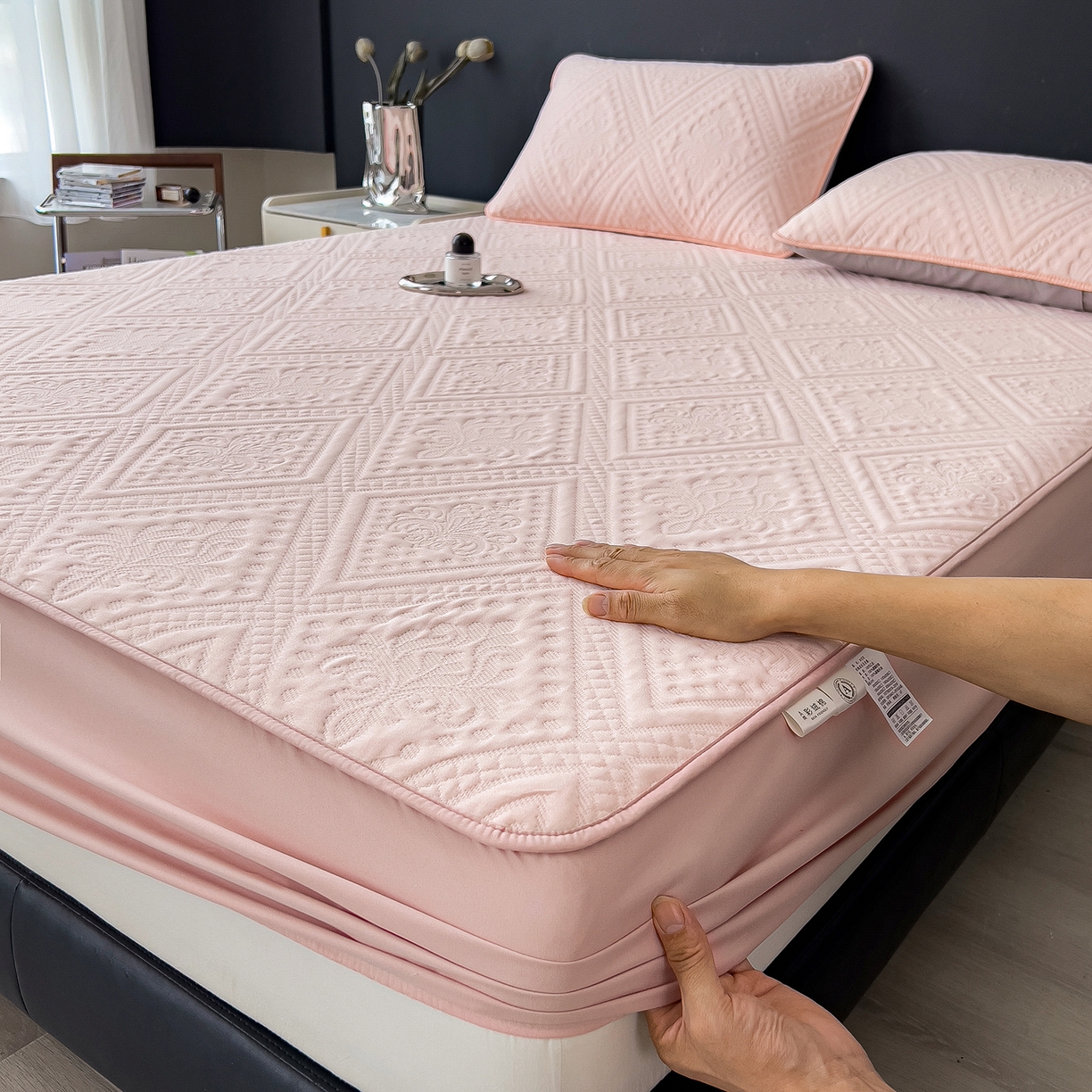 91家纺网 家纺一手货源 找家纺 宜派家纺 2025新款A类柔感彩绒棉夹棉床笠-菱影蔓花 菱影蔓花-樱花粉