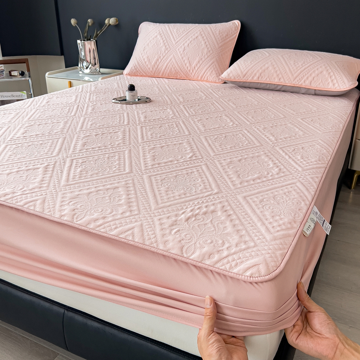 91家纺网 家纺一手货源 找家纺 宜派家纺 2025新款A类柔感彩绒棉夹棉床笠-菱影蔓花 菱影蔓花-樱花粉