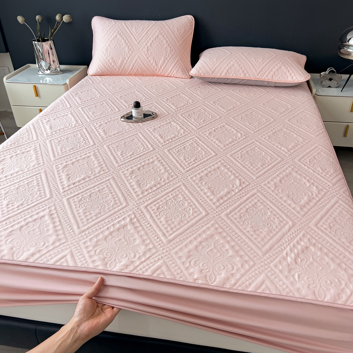 91家纺网 家纺一手货源 找家纺 宜派家纺 2025新款A类柔感彩绒棉夹棉床笠-菱影蔓花 菱影蔓花-樱花粉