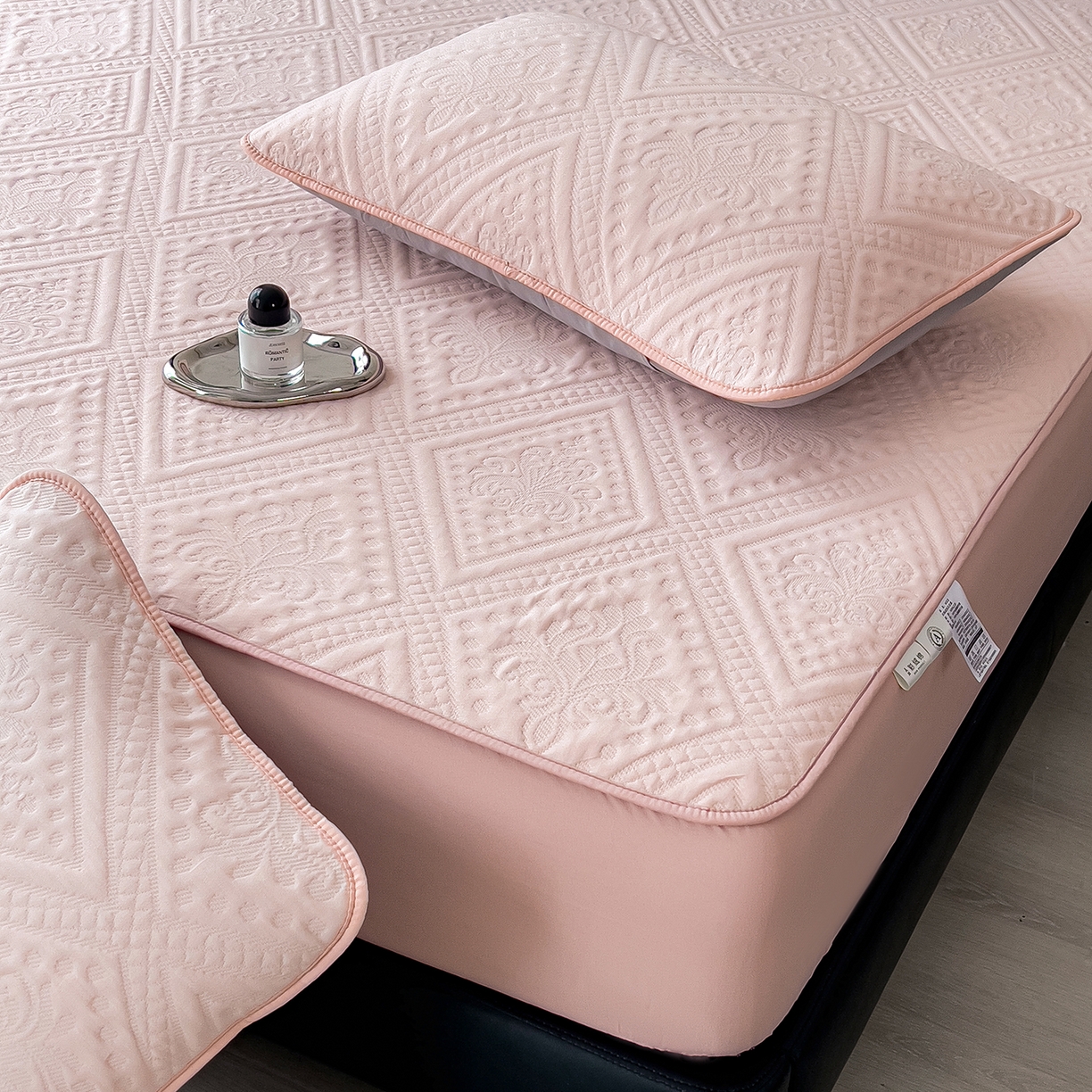 91家纺网 家纺一手货源 找家纺 宜派家纺 2025新款A类柔感彩绒棉夹棉床笠-菱影蔓花 菱影蔓花-樱花粉