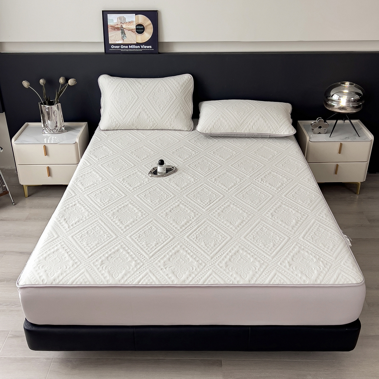 91家纺网 家纺一手货源 找家纺 宜派家纺 2025新款A类柔感彩绒棉夹棉床笠-菱影蔓花 菱影蔓花-珠光白