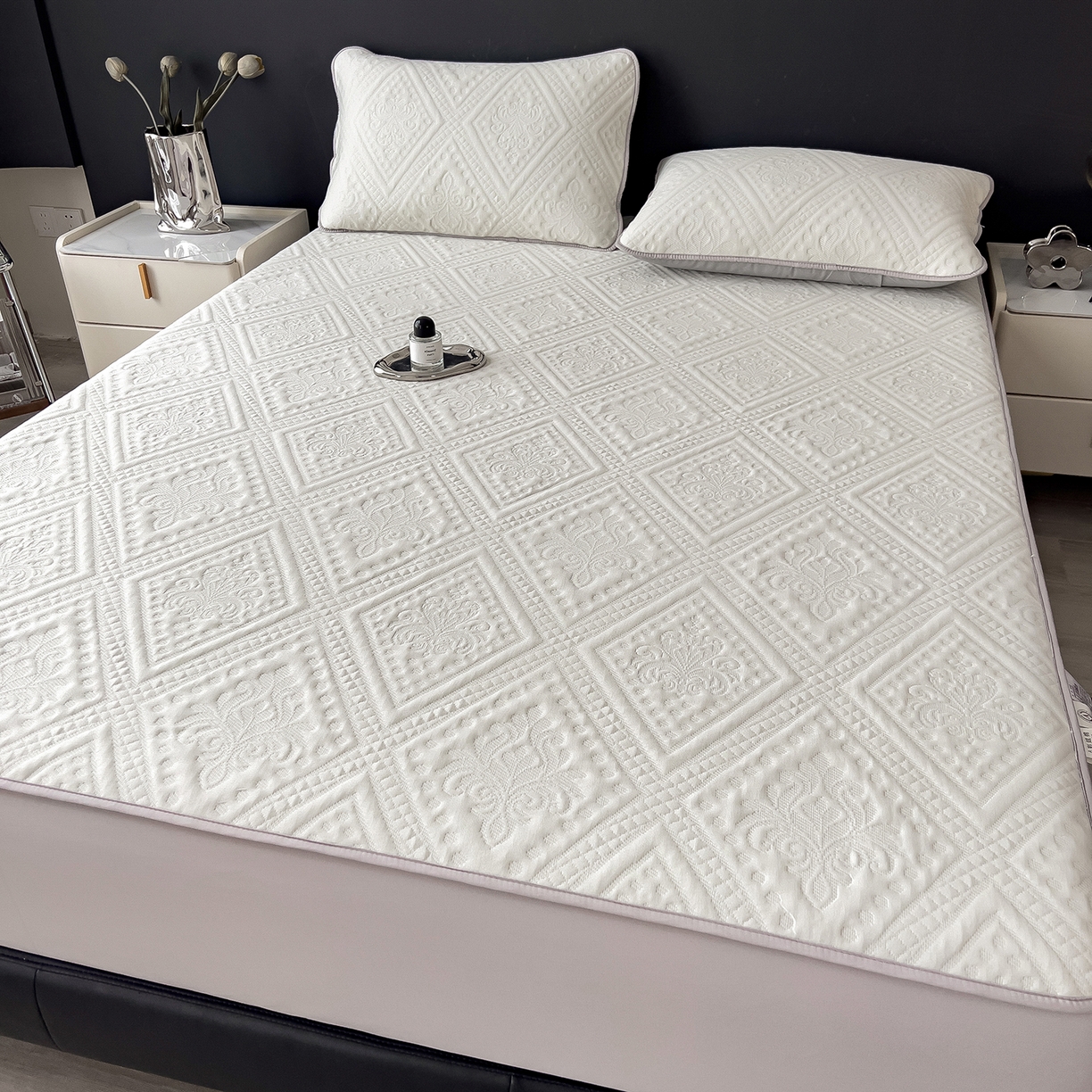 91家纺网 家纺一手货源 找家纺 宜派家纺 2025新款A类柔感彩绒棉夹棉床笠-菱影蔓花 菱影蔓花-珠光白