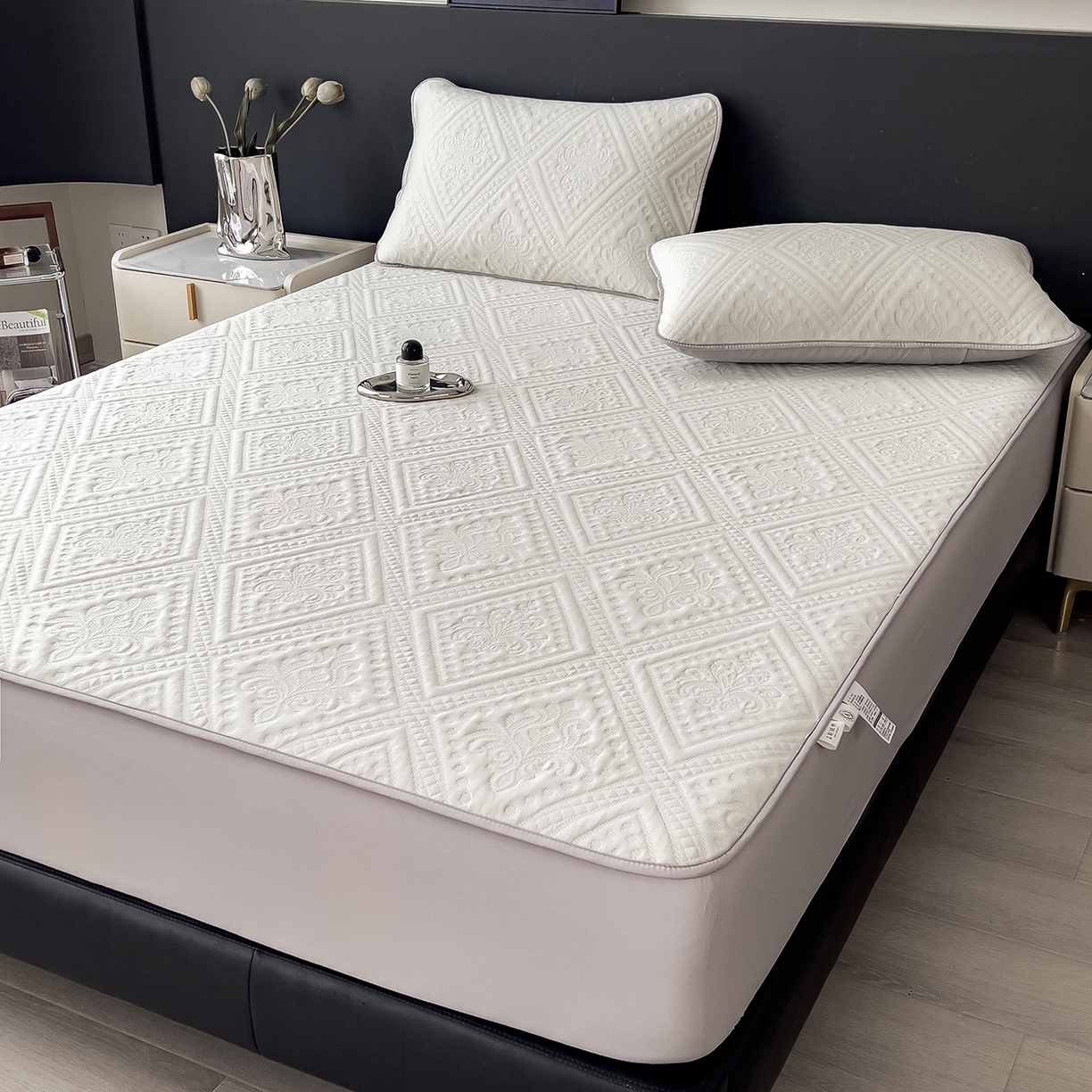 91家纺网 家纺一手货源 找家纺 宜派家纺 2025新款A类柔感彩绒棉夹棉床笠-菱影蔓花 菱影蔓花-珠光白