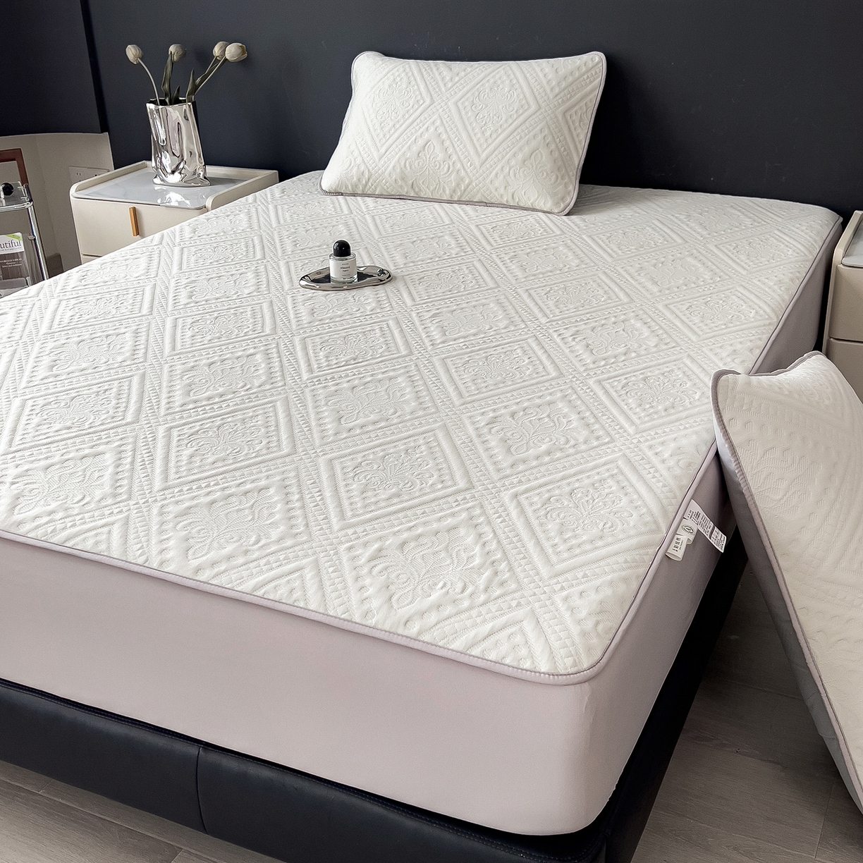 91家纺网 家纺一手货源 找家纺 宜派家纺 2025新款A类柔感彩绒棉夹棉床笠-菱影蔓花 菱影蔓花-珠光白