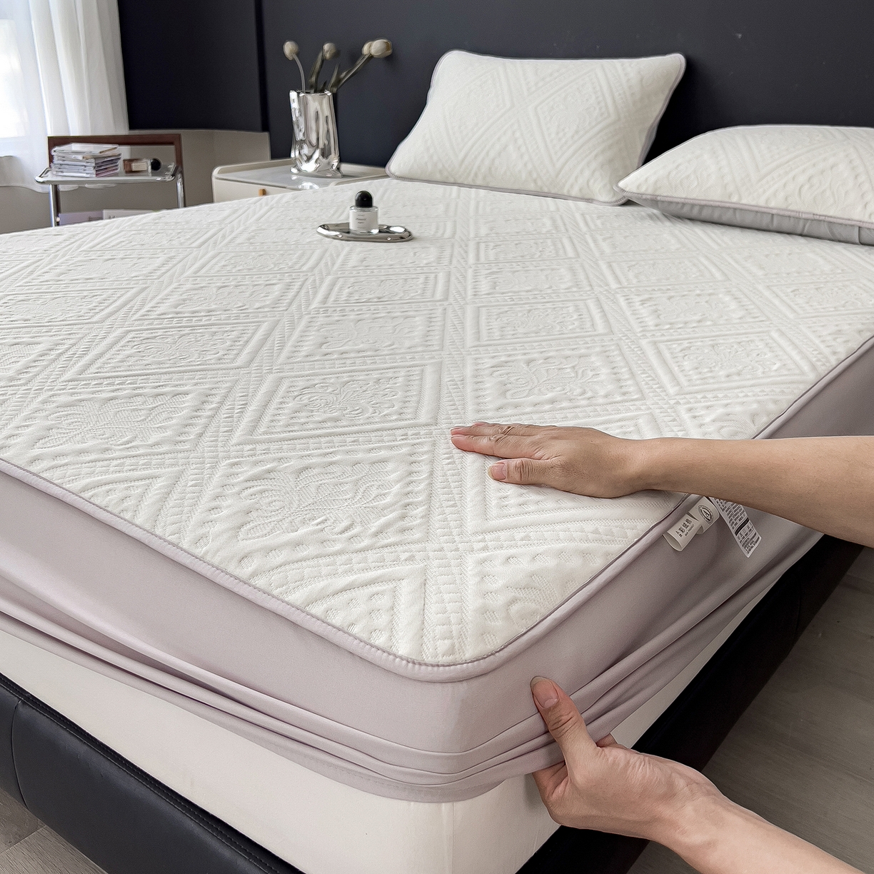 91家纺网 家纺一手货源 找家纺 宜派家纺 2025新款A类柔感彩绒棉夹棉床笠-菱影蔓花 菱影蔓花-珠光白