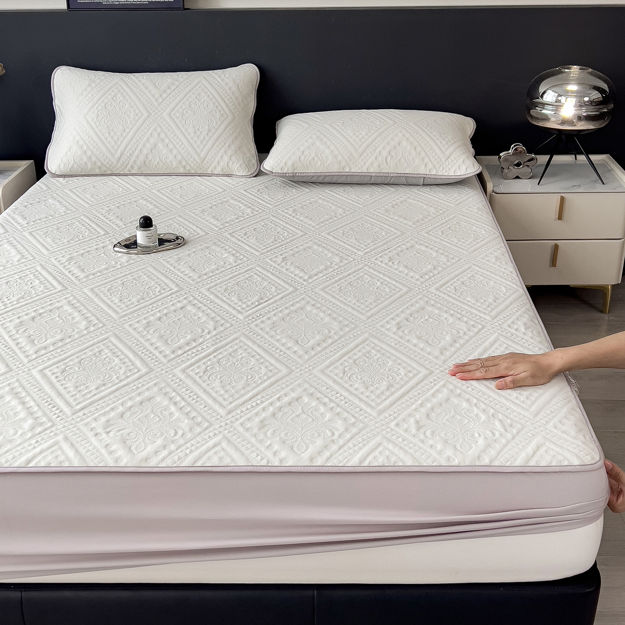 91家纺网 家纺一手货源 找家纺 宜派家纺 2025新款A类柔感彩绒棉夹棉床笠-菱影蔓花 菱影蔓花-珠光白