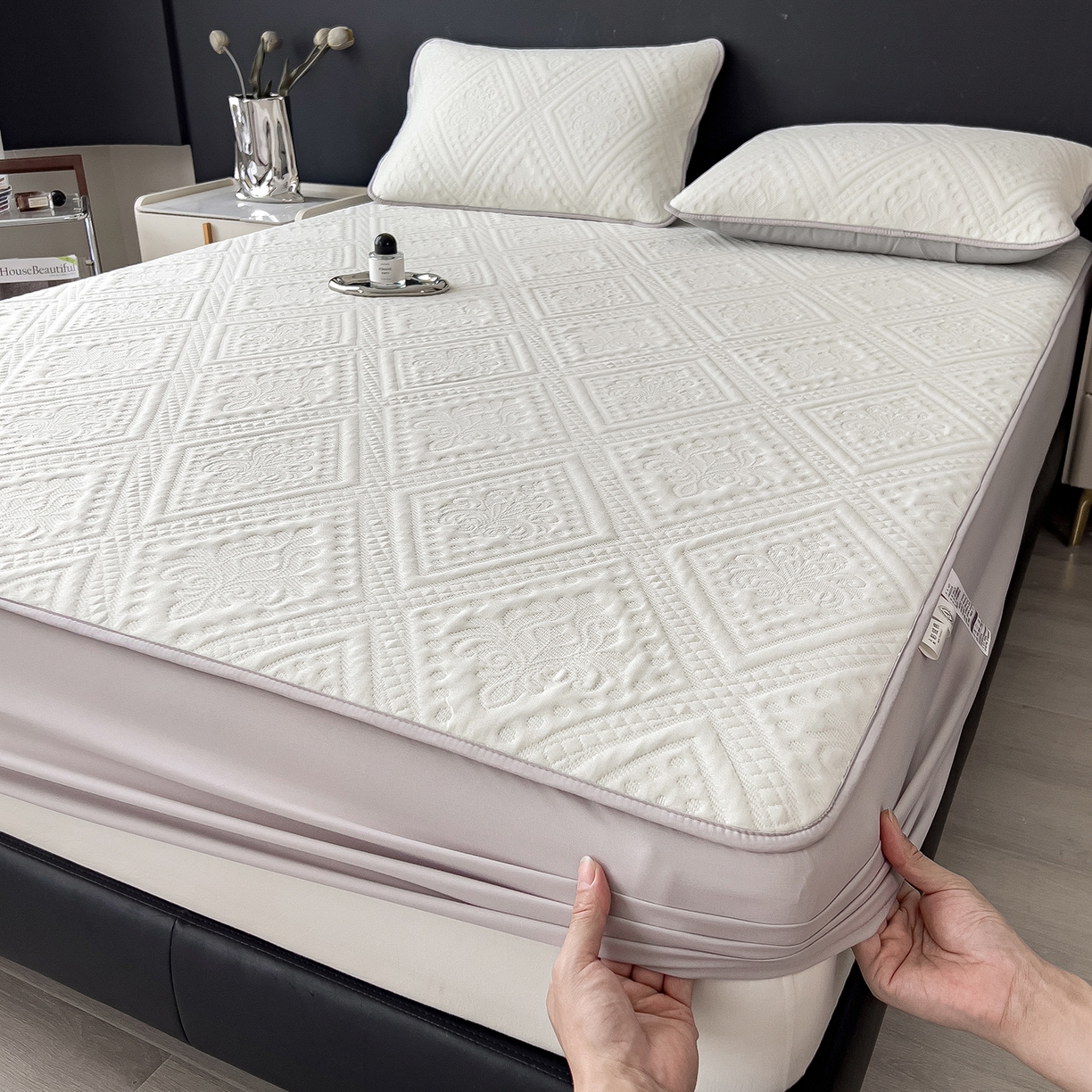 91家纺网 家纺一手货源 找家纺 宜派家纺 2025新款A类柔感彩绒棉夹棉床笠-菱影蔓花 菱影蔓花-珠光白