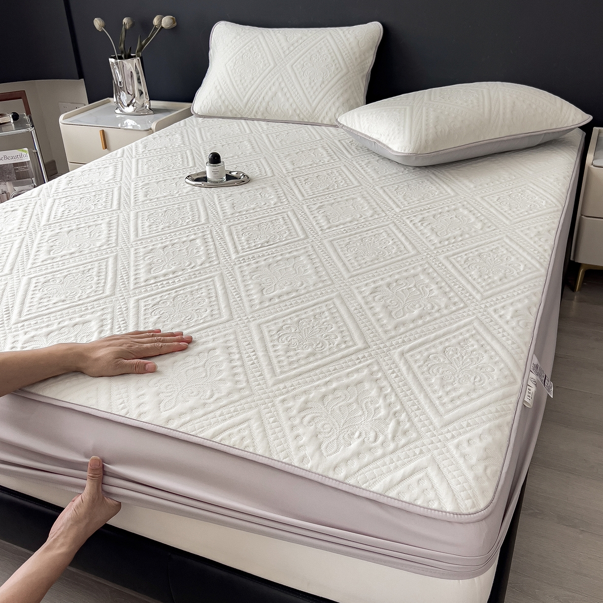 91家纺网 家纺一手货源 找家纺 宜派家纺 2025新款A类柔感彩绒棉夹棉床笠-菱影蔓花 菱影蔓花-珠光白