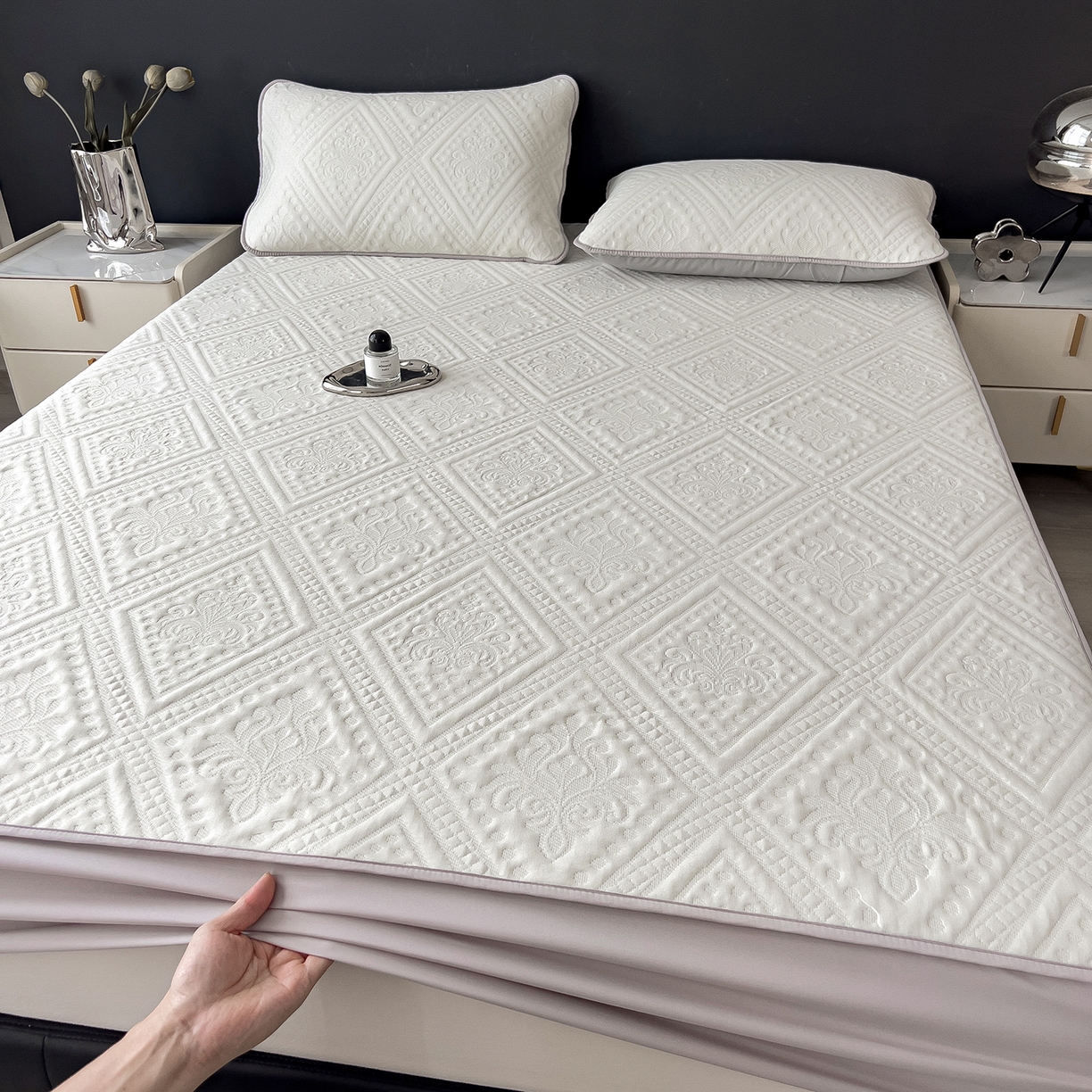 91家纺网 家纺一手货源 找家纺 宜派家纺 2025新款A类柔感彩绒棉夹棉床笠-菱影蔓花 菱影蔓花-珠光白