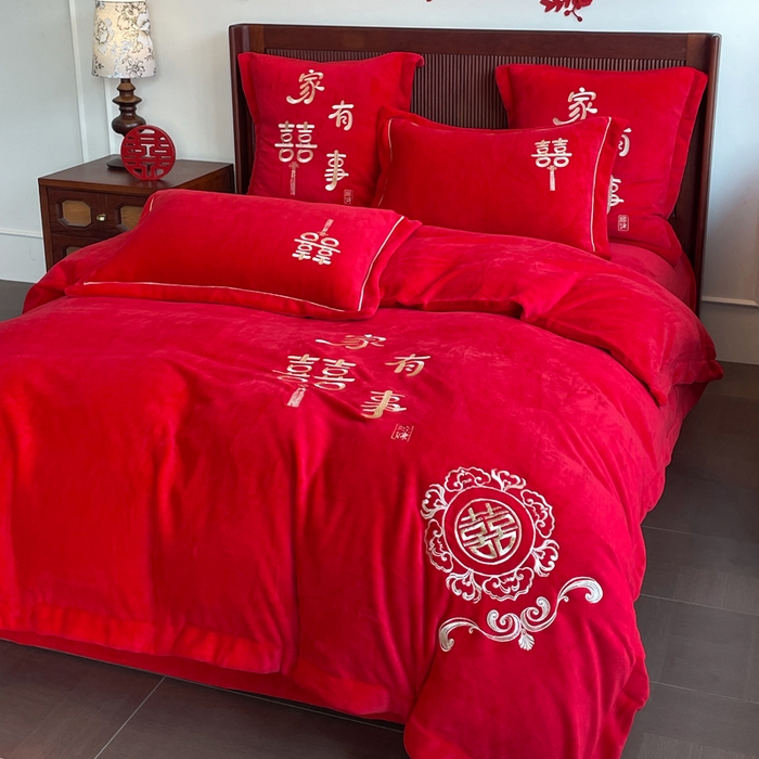 91家纺网 家纺一手货源 找家纺 （总）紫乐家纺 2025新款全消光牛奶绒大红婚庆绣花四件套床单款床笠款六件套