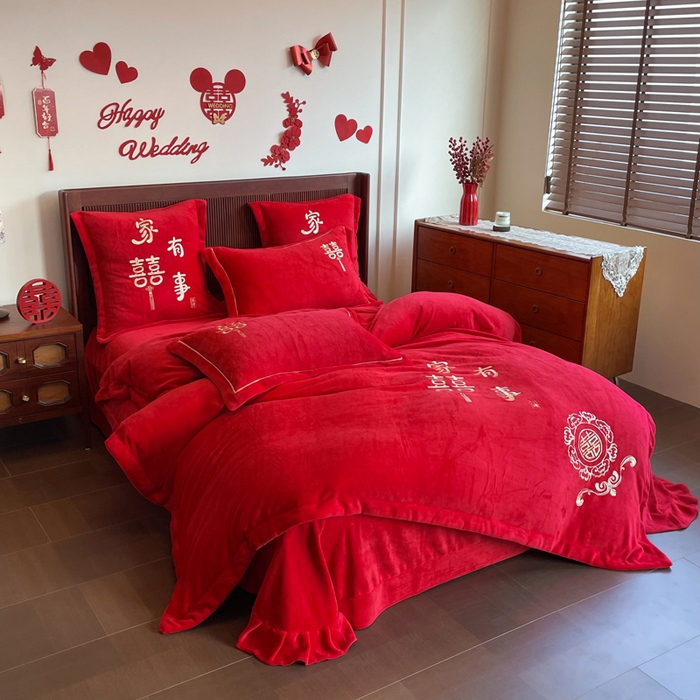 91家纺网 家纺一手货源 找家纺 （总）紫乐家纺 2025新款全消光牛奶绒大红婚庆绣花四件套床单款床笠款六件套