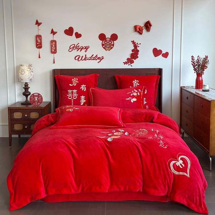 91家纺网 家纺一手货源 找家纺 （总）紫乐家纺 2025新款全消光牛奶绒大红婚庆绣花四件套床单款床笠款六件套