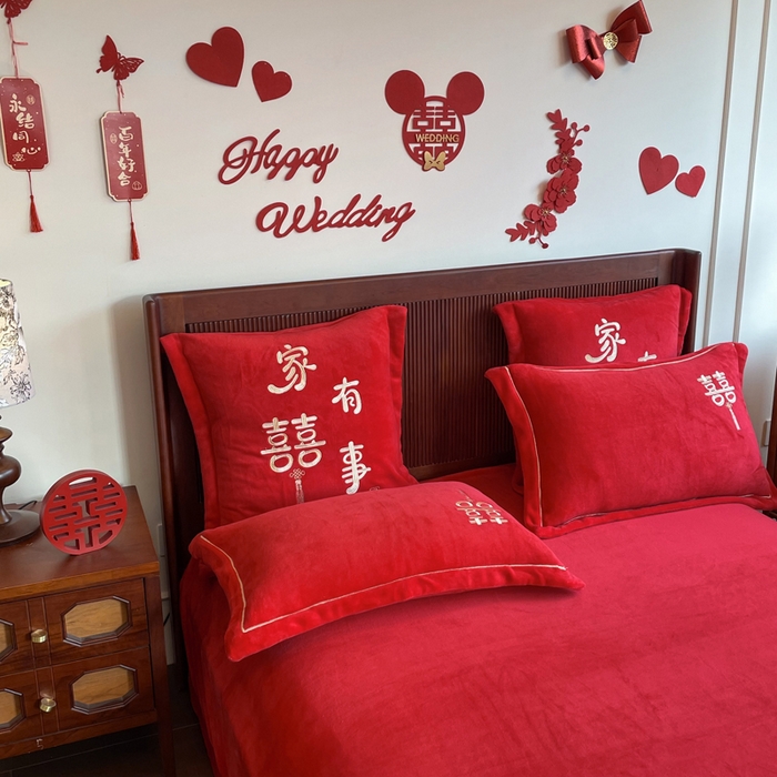 91家纺网 家纺一手货源 找家纺 紫乐家纺 2025新款全消光牛奶绒大红婚庆绣花四件套床单款床笠款六件套 家有喜事