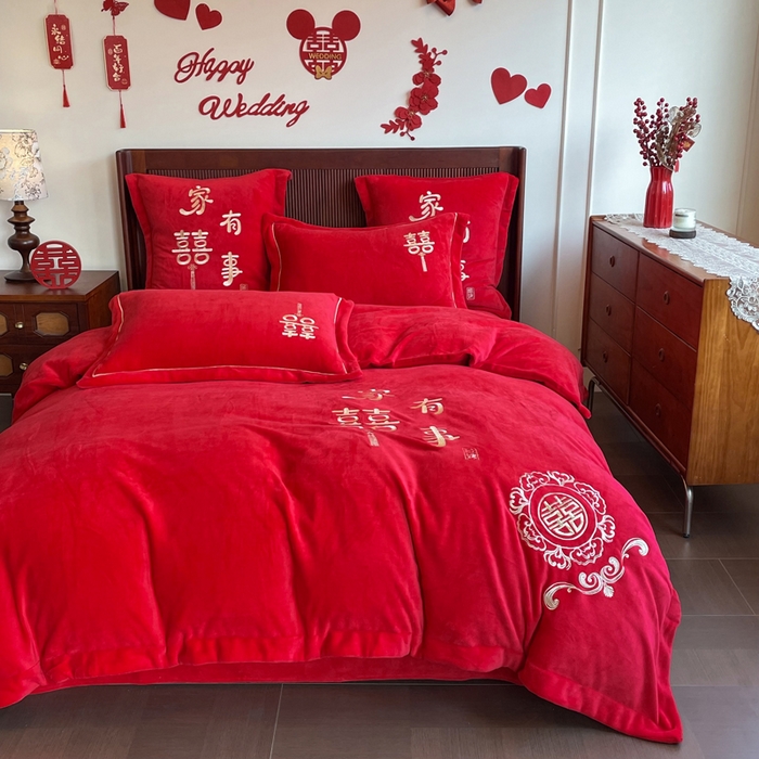 91家纺网 家纺一手货源 找家纺 紫乐家纺 2025新款全消光牛奶绒大红婚庆绣花四件套床单款床笠款六件套 家有喜事
