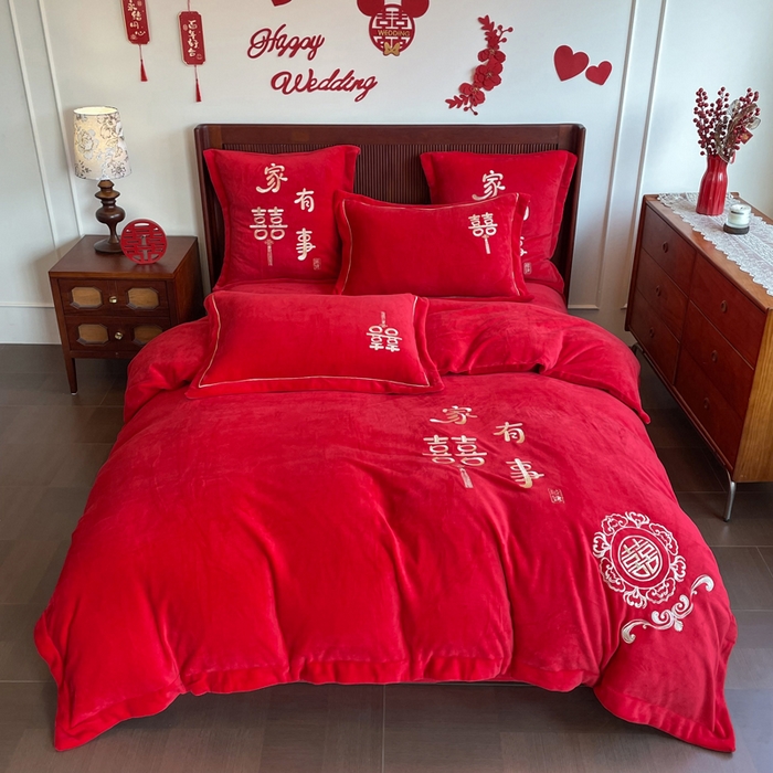 91家纺网 家纺一手货源 找家纺 紫乐家纺 2025新款全消光牛奶绒大红婚庆绣花四件套床单款床笠款六件套 家有喜事