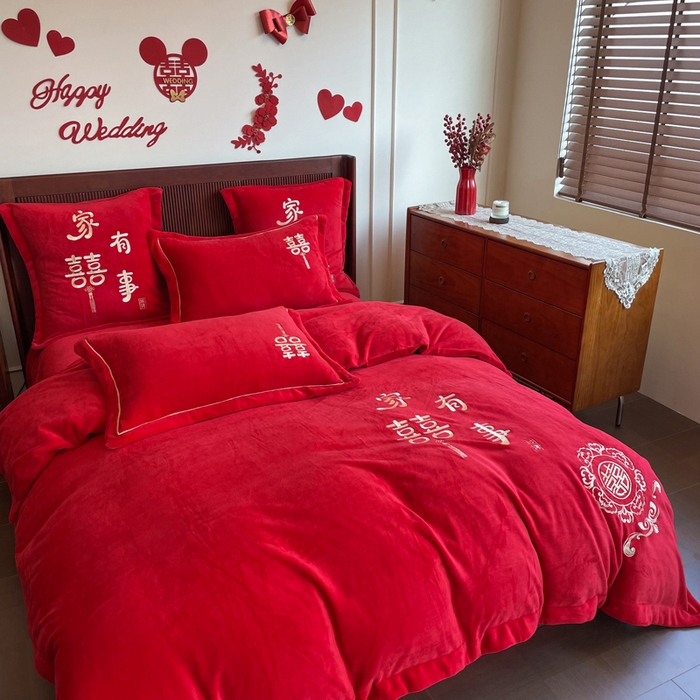 91家纺网 家纺一手货源 找家纺 紫乐家纺 2025新款全消光牛奶绒大红婚庆绣花四件套床单款床笠款六件套 家有喜事