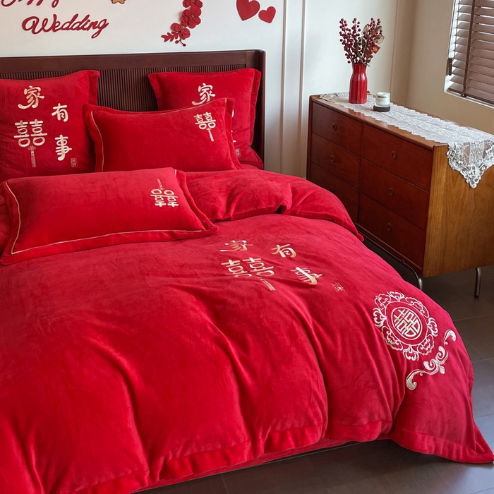 91家纺网 家纺一手货源 找家纺 紫乐家纺 2025新款全消光牛奶绒大红婚庆绣花四件套床单款床笠款六件套 家有喜事
