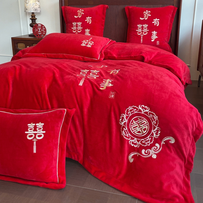 91家纺网 家纺一手货源 找家纺 紫乐家纺 2025新款全消光牛奶绒大红婚庆绣花四件套床单款床笠款六件套 家有喜事