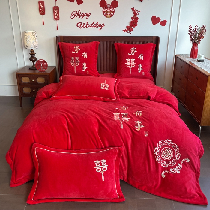 91家纺网 家纺一手货源 找家纺 紫乐家纺 2025新款全消光牛奶绒大红婚庆绣花四件套床单款床笠款六件套 家有喜事