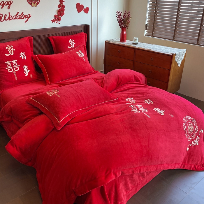 91家纺网 家纺一手货源 找家纺 紫乐家纺 2025新款全消光牛奶绒大红婚庆绣花四件套床单款床笠款六件套 家有喜事