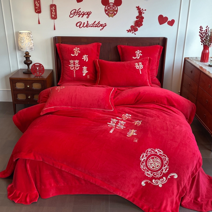 91家纺网 家纺一手货源 找家纺 紫乐家纺 2025新款全消光牛奶绒大红婚庆绣花四件套床单款床笠款六件套 家有喜事