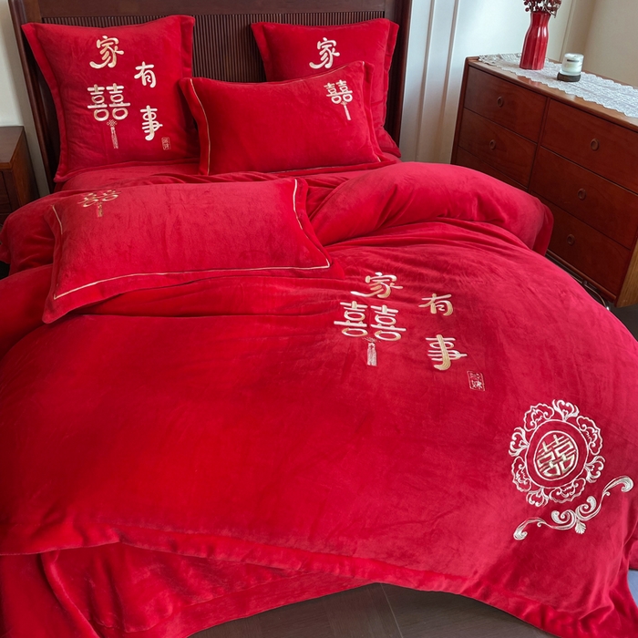 91家纺网 家纺一手货源 找家纺 紫乐家纺 2025新款全消光牛奶绒大红婚庆绣花四件套床单款床笠款六件套 家有喜事