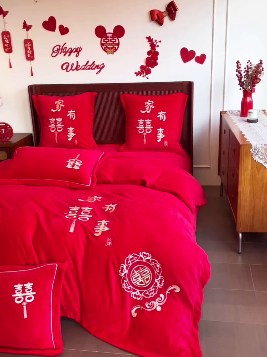 91家纺网 家纺一手货源 找家纺 紫乐家纺 2025新款全消光牛奶绒大红婚庆绣花四件套床单款床笠款六件套 家有喜事