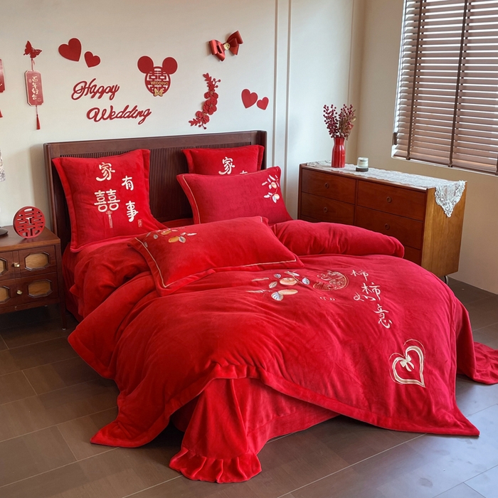 91家纺网 家纺一手货源 找家纺 紫乐家纺 2025新款全消光牛奶绒大红婚庆绣花四件套床单款床笠款六件套 柿柿如意