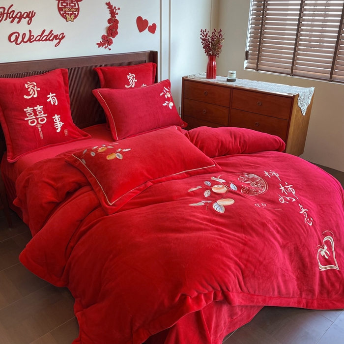 91家纺网 家纺一手货源 找家纺 紫乐家纺 2025新款全消光牛奶绒大红婚庆绣花四件套床单款床笠款六件套 柿柿如意
