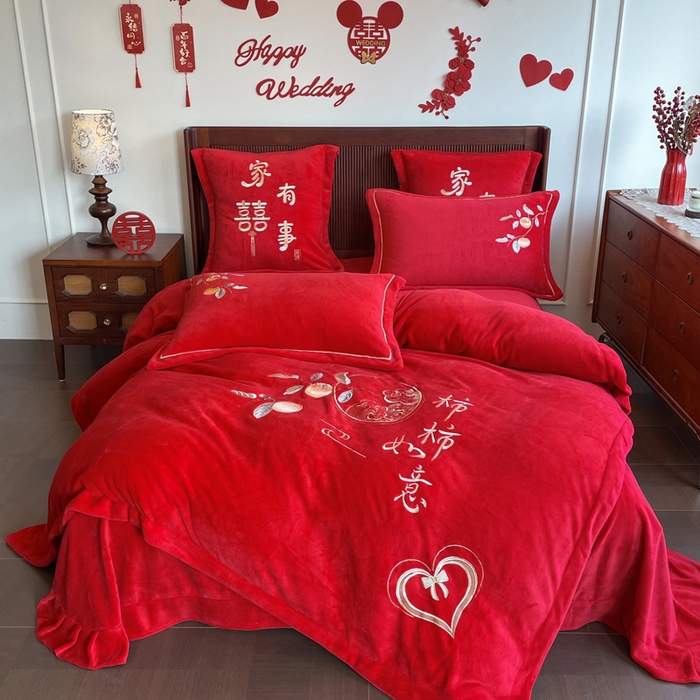 91家纺网 家纺一手货源 找家纺 紫乐家纺 2025新款全消光牛奶绒大红婚庆绣花四件套床单款床笠款六件套 柿柿如意