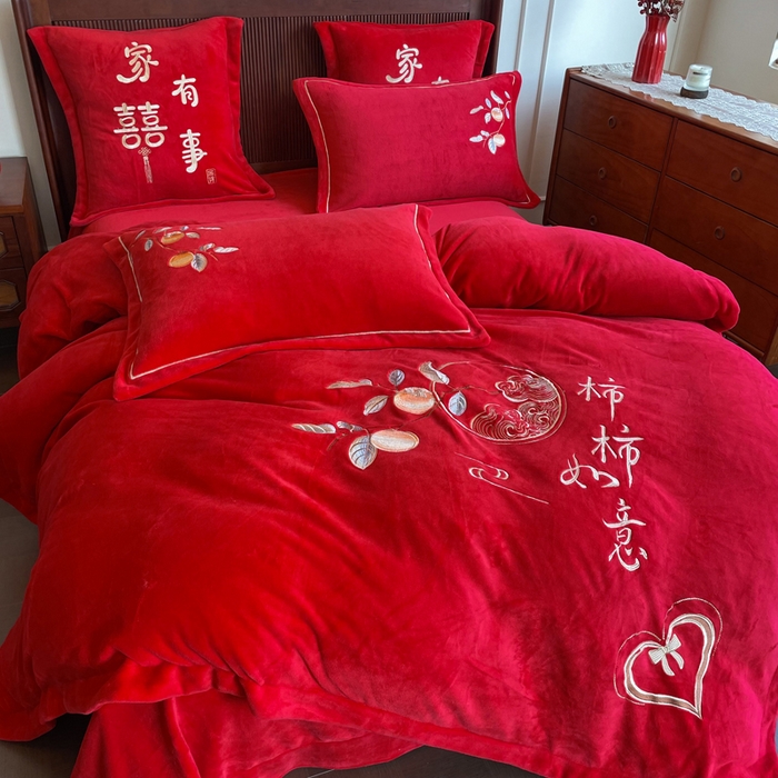 91家纺网 家纺一手货源 找家纺 紫乐家纺 2025新款全消光牛奶绒大红婚庆绣花四件套床单款床笠款六件套 柿柿如意