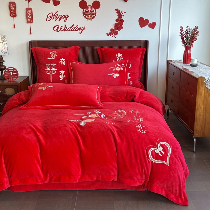91家纺网 家纺一手货源 找家纺 紫乐家纺 2025新款全消光牛奶绒大红婚庆绣花四件套床单款床笠款六件套 柿柿如意