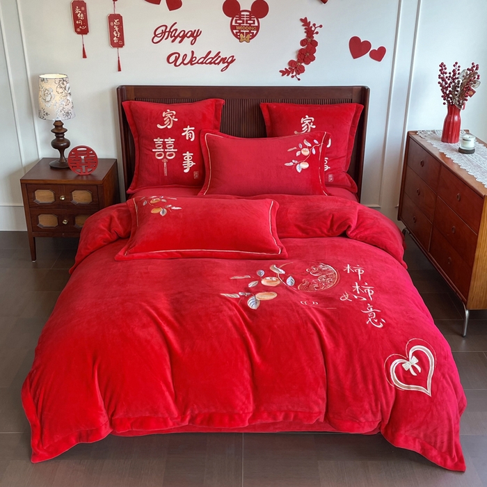 91家纺网 家纺一手货源 找家纺 紫乐家纺 2025新款全消光牛奶绒大红婚庆绣花四件套床单款床笠款六件套 柿柿如意