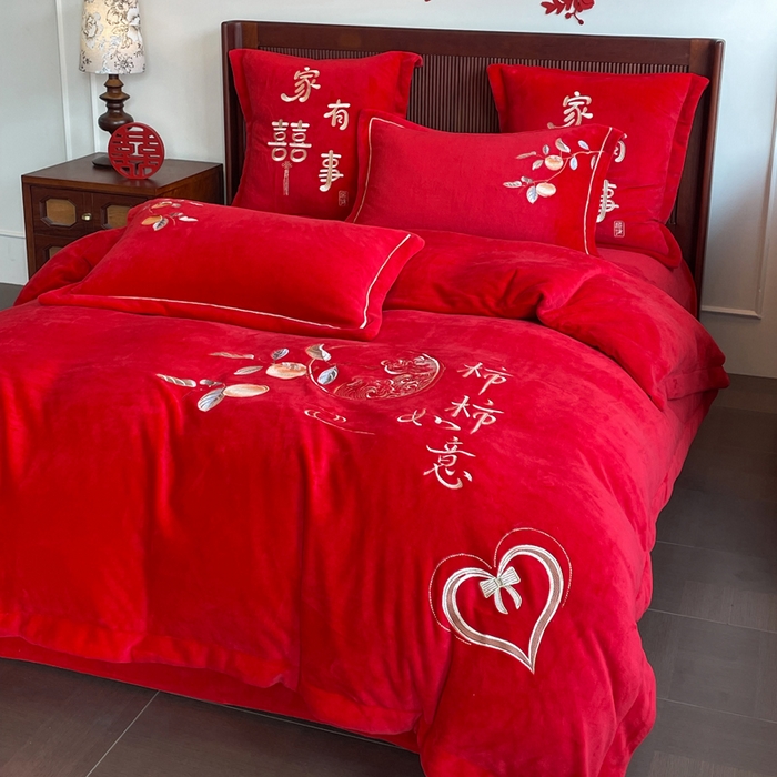 91家纺网 家纺一手货源 找家纺 紫乐家纺 2025新款全消光牛奶绒大红婚庆绣花四件套床单款床笠款六件套 柿柿如意