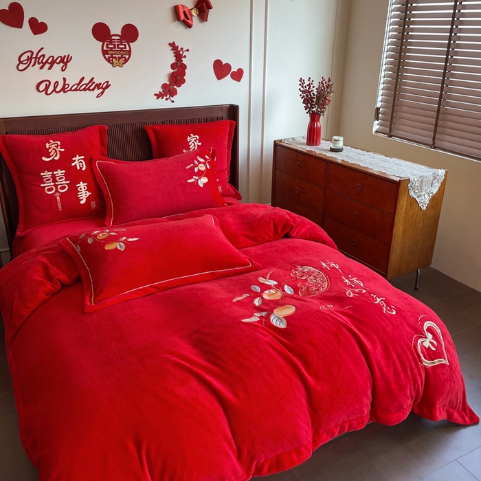 91家纺网 家纺一手货源 找家纺 紫乐家纺 2025新款全消光牛奶绒大红婚庆绣花四件套床单款床笠款六件套 柿柿如意