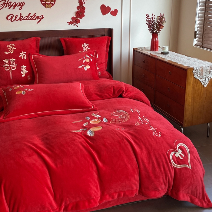 91家纺网 家纺一手货源 找家纺 紫乐家纺 2025新款全消光牛奶绒大红婚庆绣花四件套床单款床笠款六件套 柿柿如意