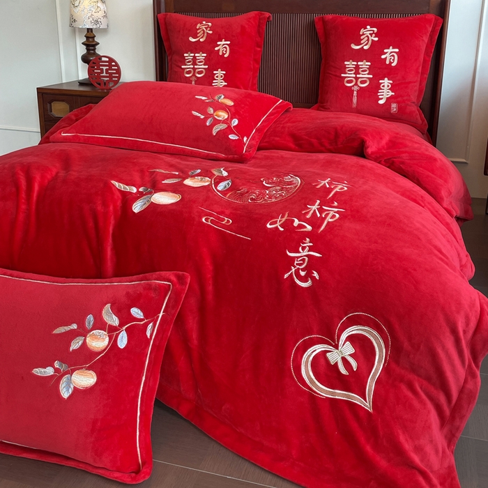 91家纺网 家纺一手货源 找家纺 紫乐家纺 2025新款全消光牛奶绒大红婚庆绣花四件套床单款床笠款六件套 柿柿如意