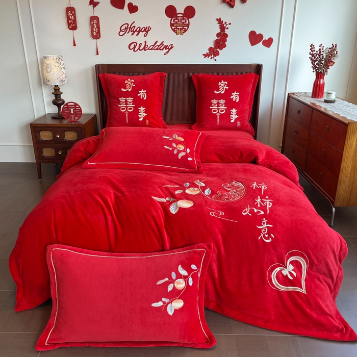 91家纺网 家纺一手货源 找家纺 紫乐家纺 2025新款全消光牛奶绒大红婚庆绣花四件套床单款床笠款六件套 柿柿如意