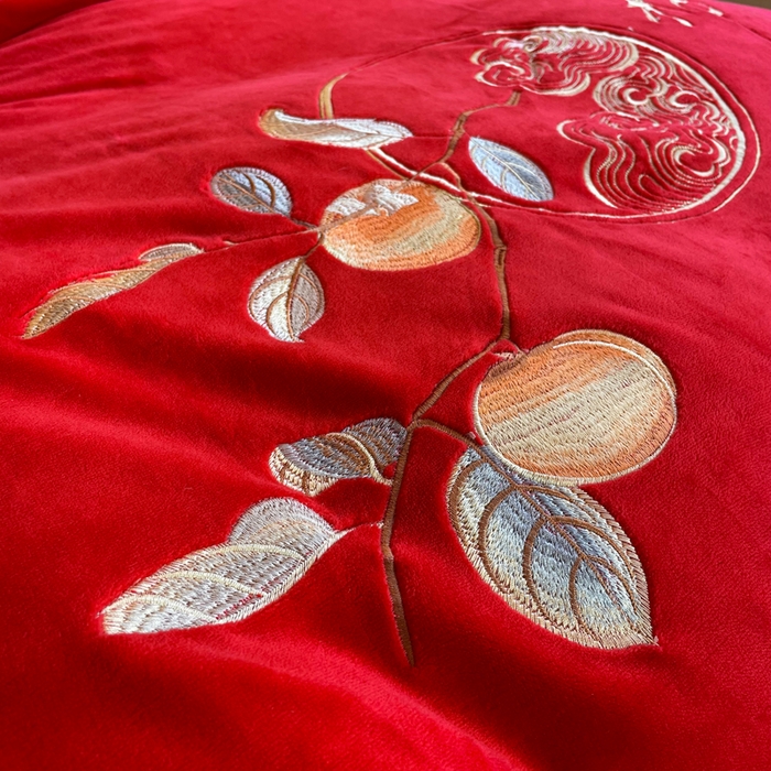 91家纺网 家纺一手货源 找家纺 紫乐家纺 2025新款全消光牛奶绒大红婚庆绣花四件套床单款床笠款六件套 柿柿如意