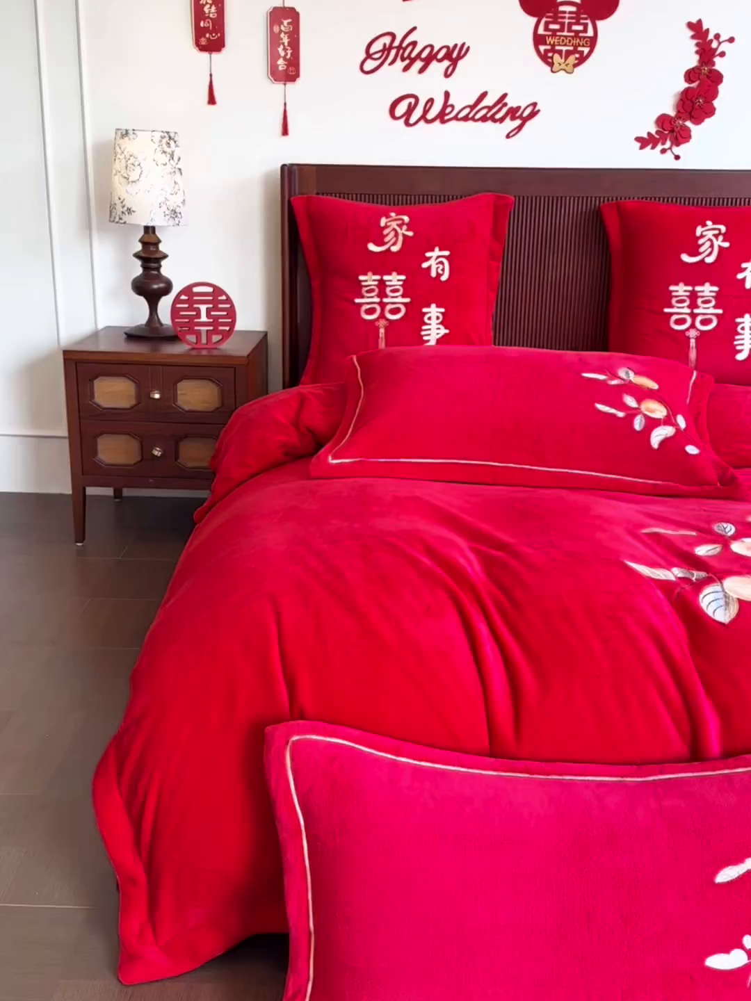91家纺网 家纺一手货源 找家纺 紫乐家纺 2025新款全消光牛奶绒大红婚庆绣花四件套床单款床笠款六件套 柿柿如意