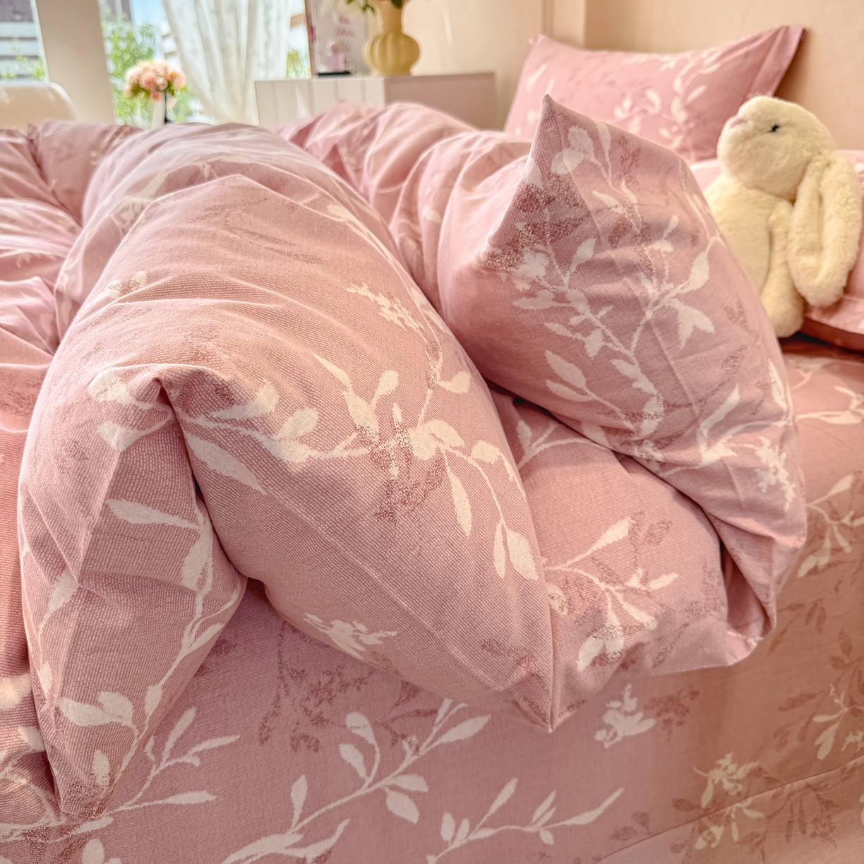 91家纺网 家纺一手货源 找家纺 壹贝家纺 2025新款A类100%全棉加厚磨毛四件套系列 春和景明-粉