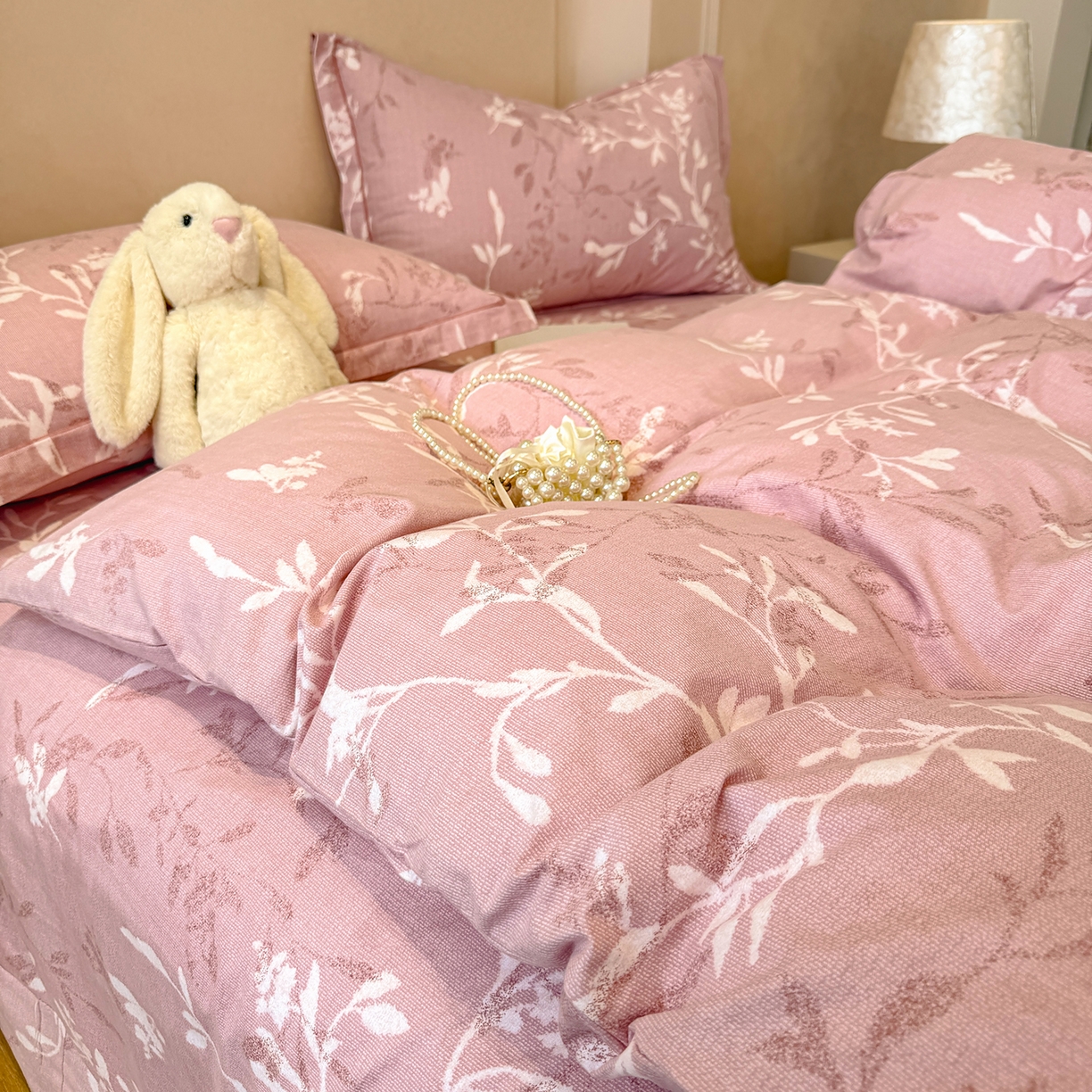 91家纺网 家纺一手货源 找家纺 壹贝家纺 2025新款A类100%全棉加厚磨毛四件套系列 春和景明-粉