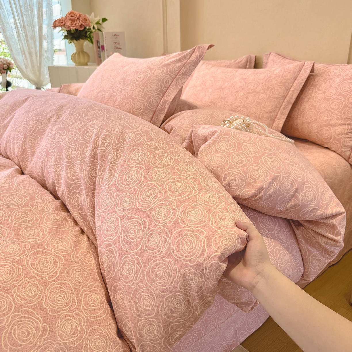91家纺网 家纺一手货源 找家纺 壹贝家纺 2025新款A类100%全棉加厚磨毛四件套系列 玫瑰情缘-粉