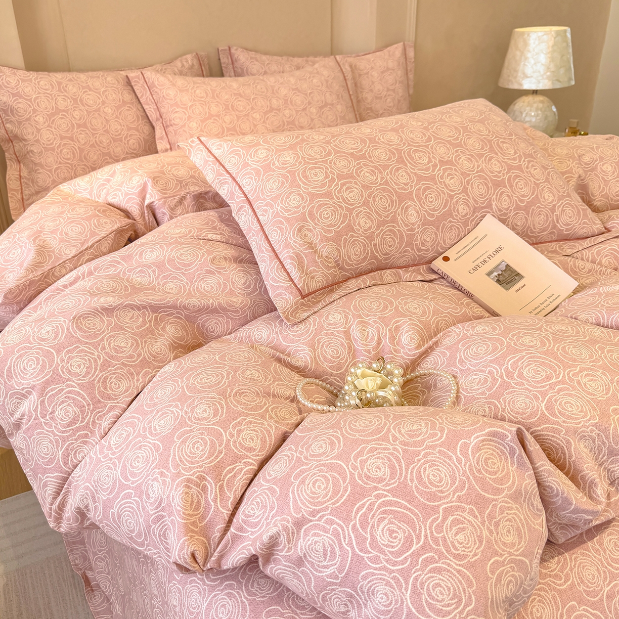 91家纺网 家纺一手货源 找家纺 壹贝家纺 2025新款A类100%全棉加厚磨毛四件套系列 玫瑰情缘-粉