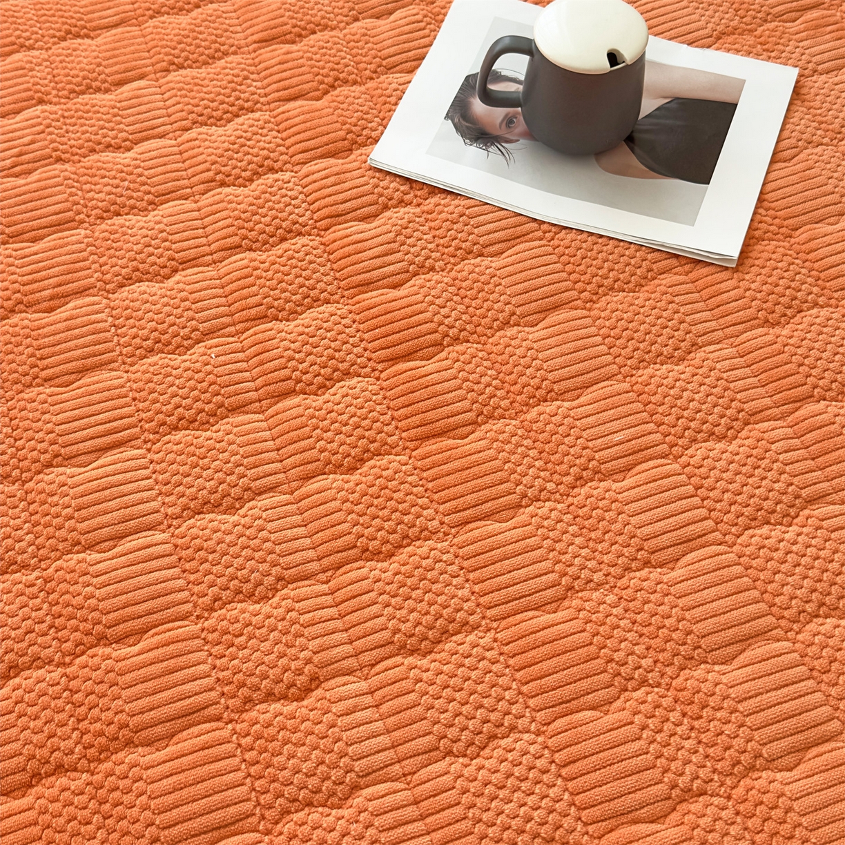 91家纺网 家纺一手货源 找家纺 恒爱家纺 2025新款牛奶绒提花床垫床褥 爱玛橙