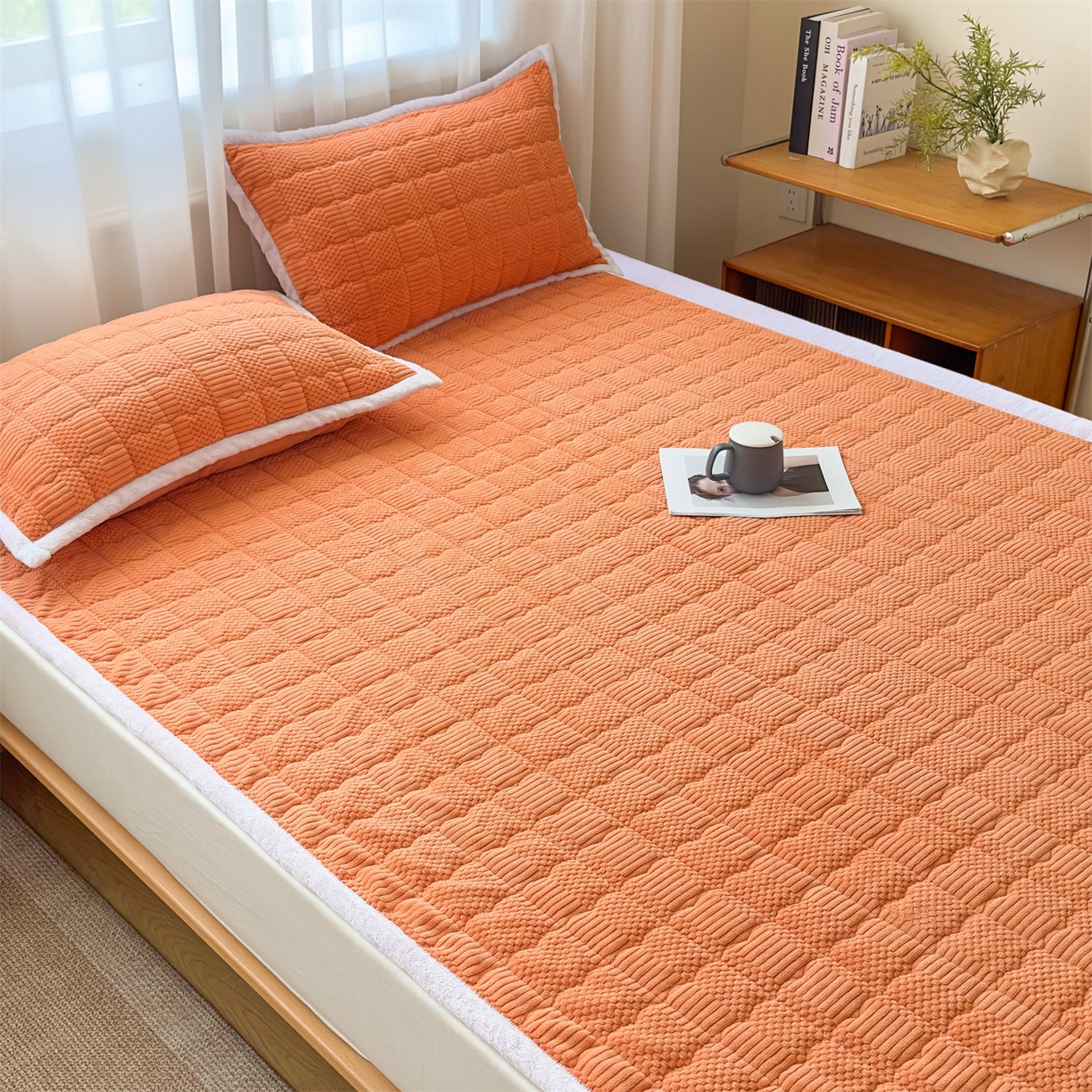 91家纺网 家纺一手货源 找家纺 恒爱家纺 2025新款牛奶绒提花床垫床褥 爱玛橙