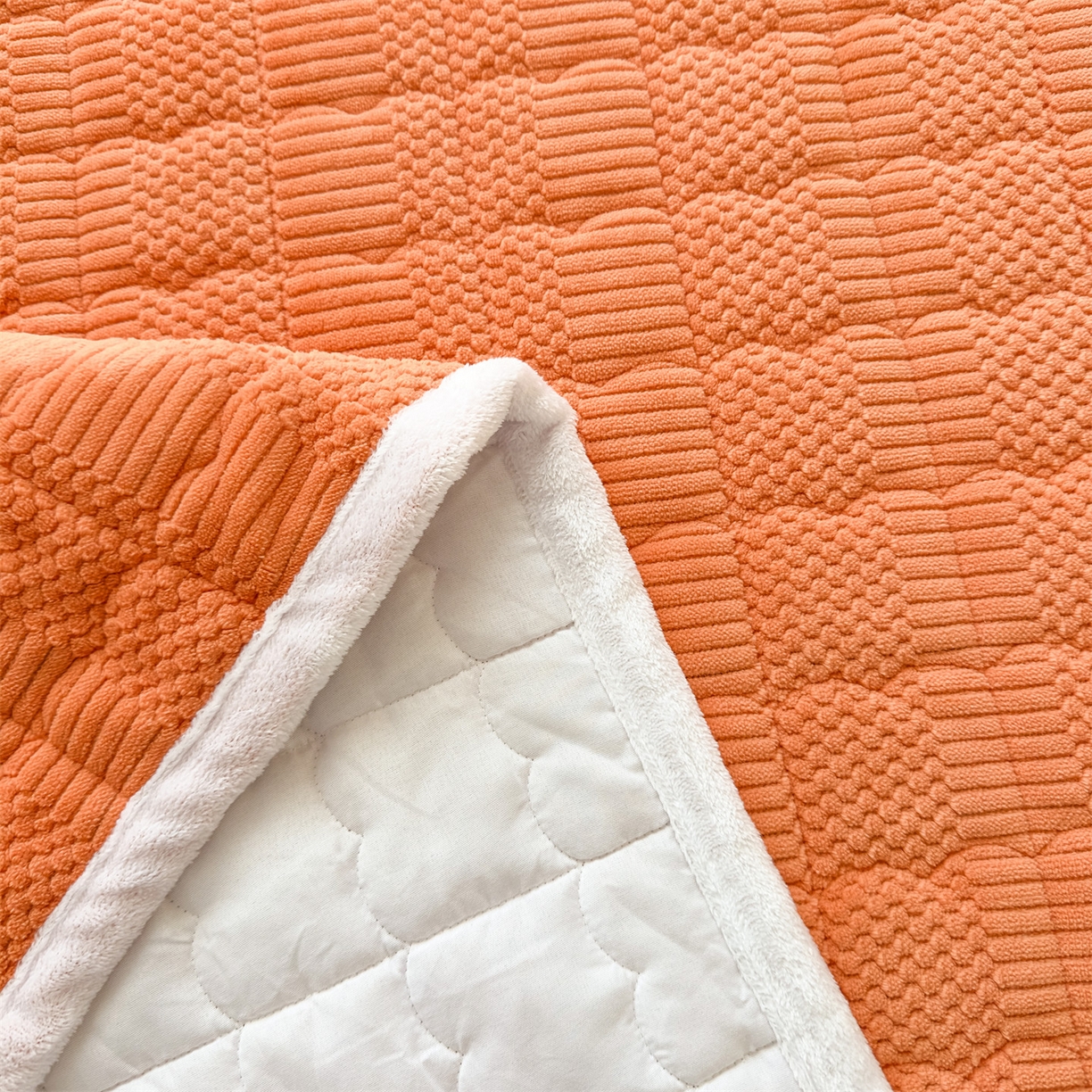 91家纺网 家纺一手货源 找家纺 恒爱家纺 2025新款牛奶绒提花床垫床褥 爱玛橙